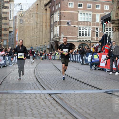 05.10.2025 - 20. swb-Marathon Bremen Yannick Fuchs http://msf.ph/oto/9241367 05.10.2025 10:41:13 Ziel 10606, 10952 meine-sportfotos.de
