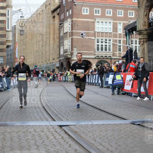 05.10.2025 - 20. swb-Marathon Bremen Yannick Fuchs http://msf.ph/oto/9241375 05.10.2025 10:41:13 Ziel 10606, 10952 meine-sportfotos.de