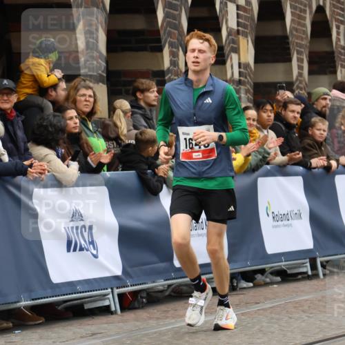 05.10.2025 - 20. swb-Marathon Bremen Strokosch-Dieckow http://msf.ph/oto/9241379 05.10.2025 12:43:25 Ziel 303, 1289, 1643 meine-sportfotos.de