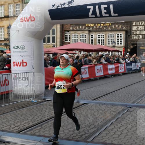 05.10.2025 - 20. swb-Marathon Bremen Yannick Fuchs http://msf.ph/oto/9241380 05.10.2025 11:08:36 Ziel 9186, 9235, 9481, 9552, 10859 meine-sportfotos.de
