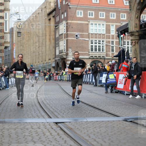 05.10.2025 - 20. swb-Marathon Bremen Yannick Fuchs http://msf.ph/oto/9241392 05.10.2025 10:41:13 Ziel 10606, 10952 meine-sportfotos.de