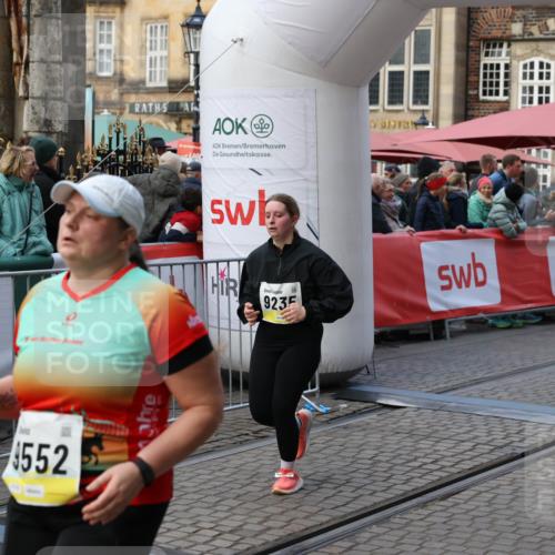 05.10.2025 - 20. swb-Marathon Bremen Yannick Fuchs http://msf.ph/oto/9241395 05.10.2025 11:08:37 Ziel 9186, 9235, 9481, 9552, 10859 meine-sportfotos.de
