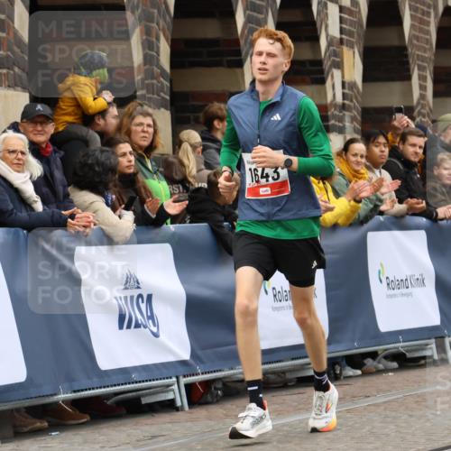 05.10.2025 - 20. swb-Marathon Bremen Strokosch-Dieckow http://msf.ph/oto/9241404 05.10.2025 12:43:25 Ziel 303, 1289, 1643 meine-sportfotos.de