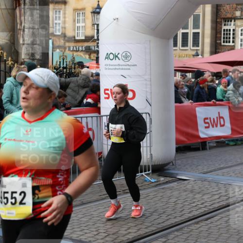 05.10.2025 - 20. swb-Marathon Bremen Yannick Fuchs http://msf.ph/oto/9241412 05.10.2025 11:08:37 Ziel 9186, 9235, 9481, 9552, 10859 meine-sportfotos.de