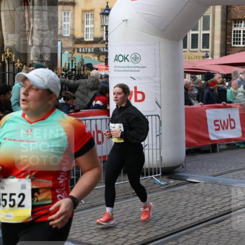 05.10.2025 - 20. swb-Marathon Bremen Yannick Fuchs http://msf.ph/oto/9241421 05.10.2025 11:08:38 Ziel 9186, 9235, 9481, 9552, 10134, 10787, 10859 meine-sportfotos.de