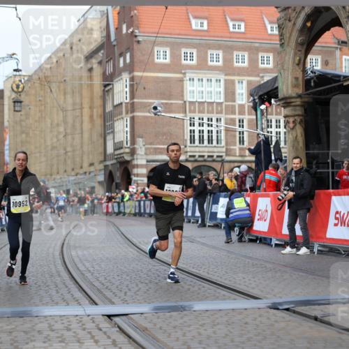 05.10.2025 - 20. swb-Marathon Bremen Yannick Fuchs http://msf.ph/oto/9241429 05.10.2025 10:41:13 Ziel 10606, 10952 meine-sportfotos.de
