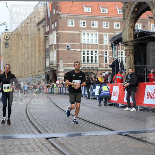 05.10.2025 - 20. swb-Marathon Bremen Yannick Fuchs http://msf.ph/oto/9241442 05.10.2025 10:41:13 Ziel 10606, 10952 meine-sportfotos.de