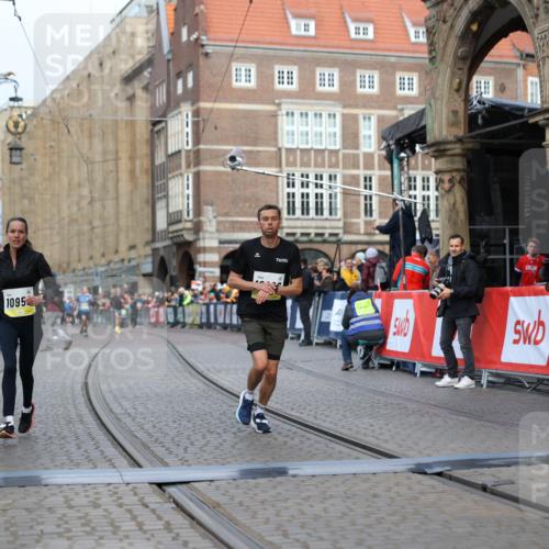 05.10.2025 - 20. swb-Marathon Bremen Yannick Fuchs http://msf.ph/oto/9241448 05.10.2025 10:41:13 Ziel 10606, 10952 meine-sportfotos.de