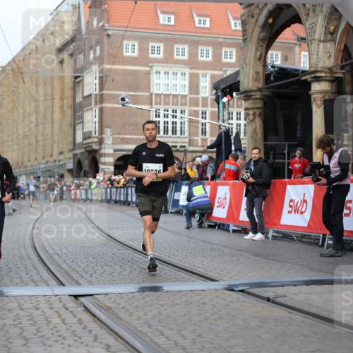 05.10.2025 - 20. swb-Marathon Bremen Yannick Fuchs http://msf.ph/oto/9241458 05.10.2025 10:41:13 Ziel 10606, 10952 meine-sportfotos.de
