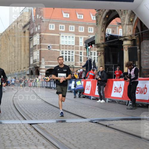 05.10.2025 - 20. swb-Marathon Bremen Yannick Fuchs http://msf.ph/oto/9241466 05.10.2025 10:41:13 Ziel 10606, 10952 meine-sportfotos.de