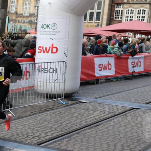 05.10.2025 - 20. swb-Marathon Bremen Yannick Fuchs http://msf.ph/oto/9241468 05.10.2025 11:08:38 Ziel 9186, 9235, 9481, 9552, 10134, 10787, 10859 meine-sportfotos.de