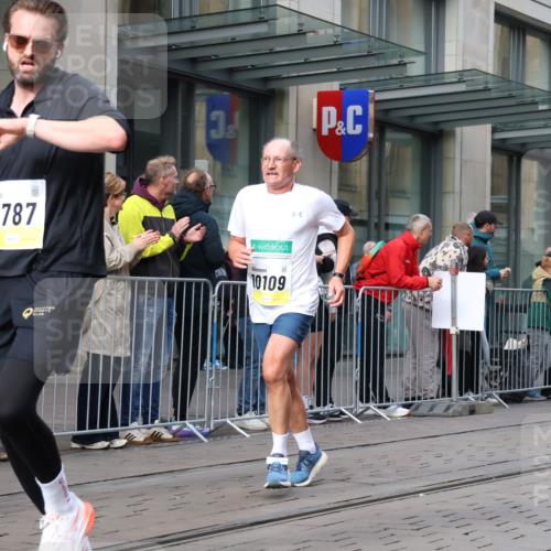 05.10.2025 - 20. swb-Marathon Bremen Strokosch-Dieckow http://msf.ph/oto/9241480 05.10.2025 10:48:10 Ziel 8787, 9223, 9298, 9385, 9404, 9406, 9437, 9478, 9641, 9665, 9704, 9810, 9958, 10109, 10131, 10177, 10211, 10303, 10685, 11005, 11096, 11119, 11292, 11357, 11505, 11637, 8787, 9223, 9298, 9385, 9404, 9406, 9437, 9478, 9641, 9665, 9704, 9810, 9958, 10109, 10131, 10177, 10211, 10303, 10685, 11005, 11096, 11119, 11292, 11357, 11505, 11637 meine-sportfotos.de
