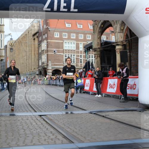05.10.2025 - 20. swb-Marathon Bremen Yannick Fuchs http://msf.ph/oto/9241495 05.10.2025 10:41:14 Ziel 10606, 10952 meine-sportfotos.de
