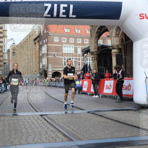 05.10.2025 - 20. swb-Marathon Bremen Yannick Fuchs http://msf.ph/oto/9241502 05.10.2025 10:41:14 Ziel 10606, 10952 meine-sportfotos.de