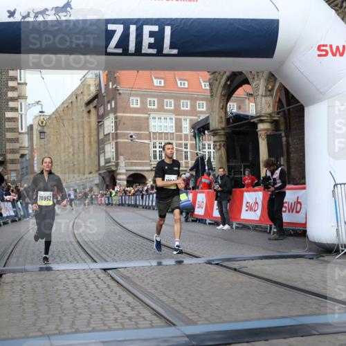 05.10.2025 - 20. swb-Marathon Bremen Yannick Fuchs http://msf.ph/oto/9241511 05.10.2025 10:41:14 Ziel 10606, 10952 meine-sportfotos.de