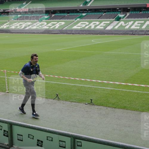 05.10.2025 - 20. swb-Marathon Bremen Michael Burmester http://msf.ph/oto/9241536 05.10.2025 10:35:08 Laufen im Stadion 7147, 7163, 9183, 9188, 9201, 9219, 9292, 9350, 9430, 9495, 9540, 9576, 9582, 9601, 9612, 9622, 9625, 9666, 9669, 9672, 9719, 9720, 9722, 9766, 9783, 9797, 9844, 9847, 9886, 9925, 9932, 9952, 9968, 9981, 10049, 10055, 10080, 10088, 10105, 10111, 10145, 10169, 10179, 10200, 10225, 10260, 10263, 10281, 10329, 10341, 10368, 10377, 10395, 10397, 10527, 10555, 10644, 10645, 10648, 10653, 10694, 10834, 10845, 10950, 10988, 7101, 7215, 9372, 9472, 9547, 9585, 9820 meine-sportfotos.de