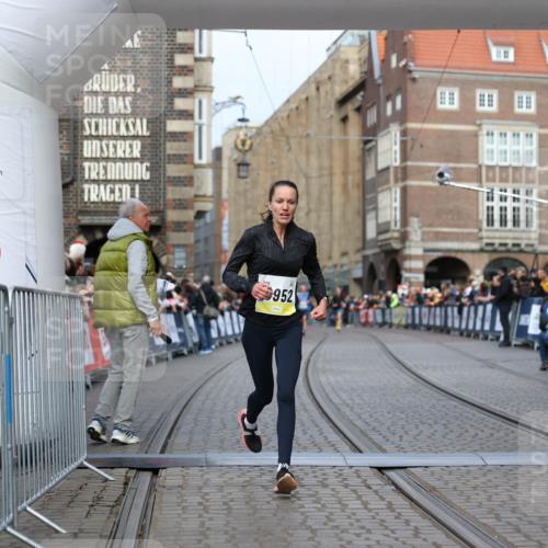 05.10.2025 - 20. swb-Marathon Bremen Yannick Fuchs http://msf.ph/oto/9241564 05.10.2025 10:41:14 Ziel 10606, 10952 meine-sportfotos.de