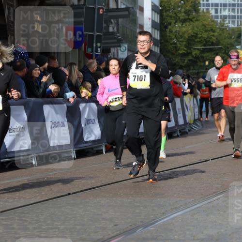 05.10.2025 - 20. swb-Marathon Bremen Strokosch-Dieckow http://msf.ph/oto/9241567 05.10.2025 10:57:21 Ziel 7101, 9215, 9260, 9292, 9450, 9550, 9844, 9947, 10169, 10281, 10367, 10645, 10657, 10950, 11015, 11606 meine-sportfotos.de