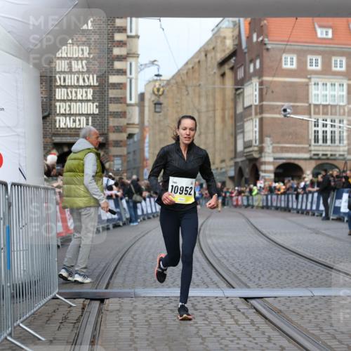 05.10.2025 - 20. swb-Marathon Bremen Yannick Fuchs http://msf.ph/oto/9241576 05.10.2025 10:41:14 Ziel 10606, 10952 meine-sportfotos.de