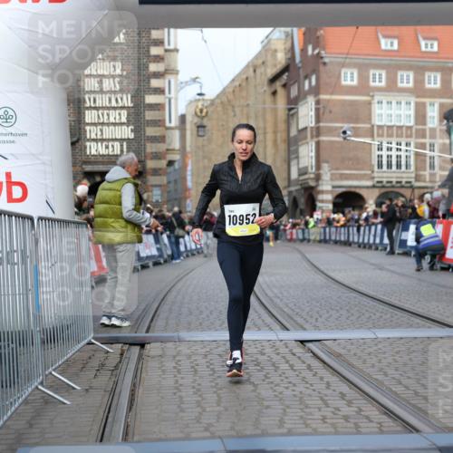 05.10.2025 - 20. swb-Marathon Bremen Yannick Fuchs http://msf.ph/oto/9241588 05.10.2025 10:41:15 Ziel 10606, 10952 meine-sportfotos.de