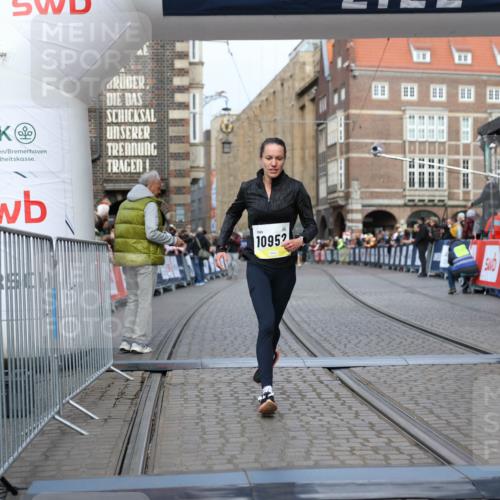 05.10.2025 - 20. swb-Marathon Bremen Yannick Fuchs http://msf.ph/oto/9241596 05.10.2025 10:41:15 Ziel 10606, 10952 meine-sportfotos.de