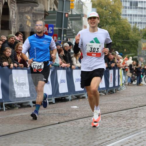 05.10.2025 - 20. swb-Marathon Bremen Strokosch-Dieckow http://msf.ph/oto/9241599 05.10.2025 12:43:32 Ziel 303, 923, 1077, 1289 meine-sportfotos.de