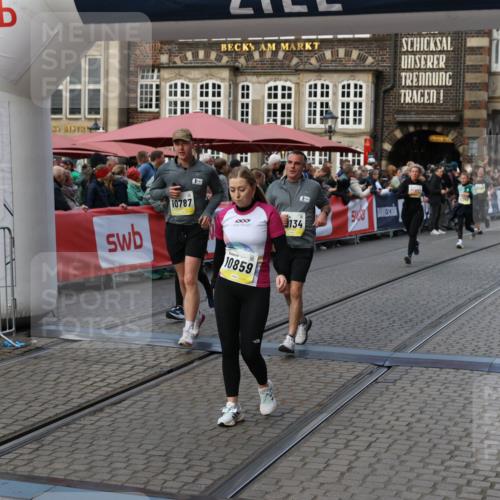 05.10.2025 - 20. swb-Marathon Bremen Yannick Fuchs http://msf.ph/oto/9241604 05.10.2025 11:08:42 Ziel 9235, 9481, 9982, 10134, 10212, 10787, 10859, 11242 meine-sportfotos.de