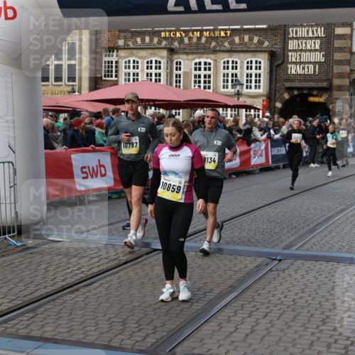 05.10.2025 - 20. swb-Marathon Bremen Yannick Fuchs http://msf.ph/oto/9241613 05.10.2025 11:08:42 Ziel 9235, 9481, 9982, 10134, 10212, 10787, 10859, 11242 meine-sportfotos.de