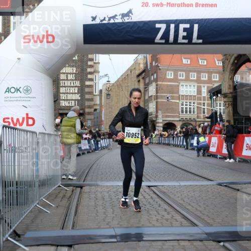05.10.2025 - 20. swb-Marathon Bremen Yannick Fuchs http://msf.ph/oto/9241616 05.10.2025 10:41:15 Ziel 10606, 10952 meine-sportfotos.de