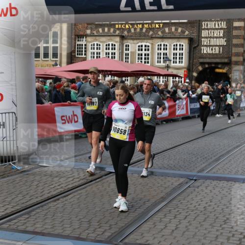 05.10.2025 - 20. swb-Marathon Bremen Yannick Fuchs http://msf.ph/oto/9241632 05.10.2025 11:08:42 Ziel 9235, 9481, 9982, 10134, 10212, 10787, 10859, 11242 meine-sportfotos.de