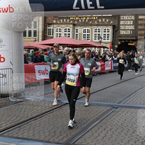 05.10.2025 - 20. swb-Marathon Bremen Yannick Fuchs http://msf.ph/oto/9241638 05.10.2025 11:08:42 Ziel 9235, 9481, 9982, 10134, 10212, 10787, 10859, 11242 meine-sportfotos.de