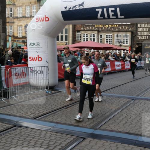 05.10.2025 - 20. swb-Marathon Bremen Yannick Fuchs http://msf.ph/oto/9241648 05.10.2025 11:08:42 Ziel 9235, 9481, 9982, 10134, 10212, 10787, 10859, 11242 meine-sportfotos.de