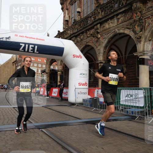 05.10.2025 - 20. swb-Marathon Bremen Yannick Fuchs http://msf.ph/oto/9241650 05.10.2025 10:41:15 Ziel 10606, 10952 meine-sportfotos.de