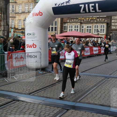 05.10.2025 - 20. swb-Marathon Bremen Yannick Fuchs http://msf.ph/oto/9241664 05.10.2025 11:08:42 Ziel 9235, 9481, 9982, 10134, 10212, 10787, 10859, 11242 meine-sportfotos.de