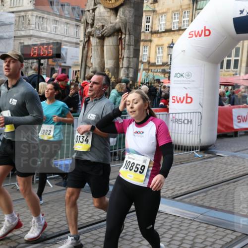 05.10.2025 - 20. swb-Marathon Bremen Yannick Fuchs http://msf.ph/oto/9241692 05.10.2025 11:08:44 Ziel 7069, 9481, 9982, 10134, 10212, 10787, 10859, 10998, 11028, 11076, 11242 meine-sportfotos.de