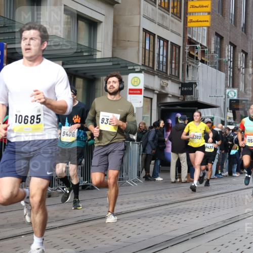 05.10.2025 - 20. swb-Marathon Bremen Strokosch-Dieckow http://msf.ph/oto/9241700 05.10.2025 10:48:17 Ziel 8787, 9261, 9298, 9385, 9406, 9437, 9478, 9482, 9665, 9729, 9958, 10109, 10131, 10177, 10211, 10303, 10685, 10799, 11005, 11096, 11357, 11505, 8787, 9261, 9298, 9385, 9406, 9437, 9478, 9482, 9665, 9729, 9958, 10109, 10131, 10177, 10211, 10303, 10685, 10799, 11005, 11096, 11357, 11505 meine-sportfotos.de