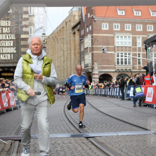 05.10.2025 - 20. swb-Marathon Bremen Yannick Fuchs http://msf.ph/oto/9241720 05.10.2025 10:41:22 Ziel 9262, 11069, 11086 meine-sportfotos.de