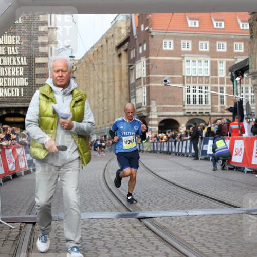 05.10.2025 - 20. swb-Marathon Bremen Yannick Fuchs http://msf.ph/oto/9241726 05.10.2025 10:41:22 Ziel 9262, 11069, 11086 meine-sportfotos.de