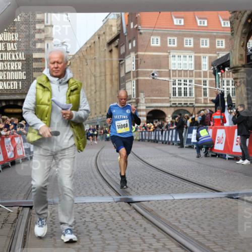 05.10.2025 - 20. swb-Marathon Bremen Yannick Fuchs http://msf.ph/oto/9241748 05.10.2025 10:41:22 Ziel 9262, 11069, 11086 meine-sportfotos.de