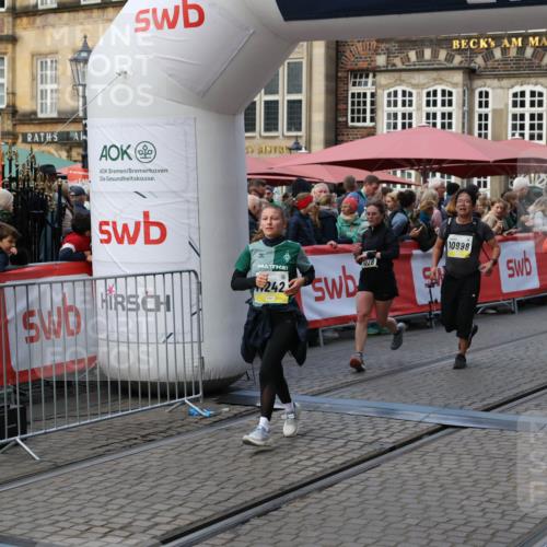05.10.2025 - 20. swb-Marathon Bremen Yannick Fuchs http://msf.ph/oto/9241761 05.10.2025 11:08:47 Ziel 7069, 7706, 9276, 9982, 10134, 10212, 10787, 10998, 11028, 11073, 11076, 11242 meine-sportfotos.de