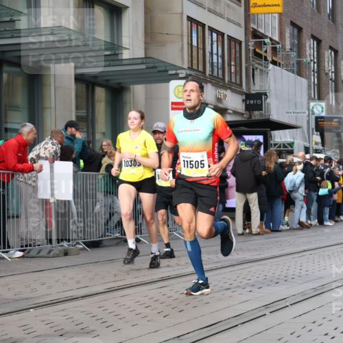 05.10.2025 - 20. swb-Marathon Bremen Strokosch-Dieckow http://msf.ph/oto/9241765 05.10.2025 10:48:19 Ziel 7414, 9261, 9298, 9385, 9406, 9437, 9478, 9482, 9674, 9729, 10131, 10177, 10303, 10685, 10799, 11005, 11096, 11357, 11505, 7414, 9261, 9298, 9385, 9406, 9437, 9478, 9482, 9674, 9729, 10131, 10177, 10303, 10685, 10799, 11005, 11096, 11357, 11505 meine-sportfotos.de