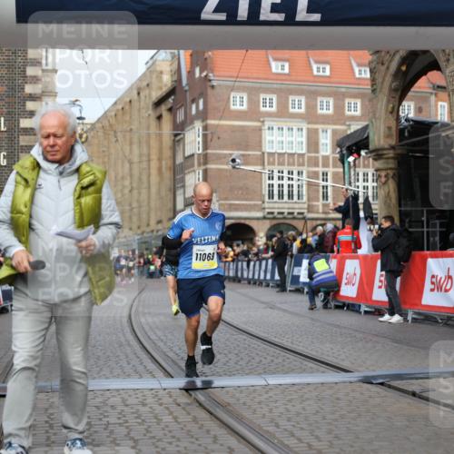 05.10.2025 - 20. swb-Marathon Bremen Yannick Fuchs http://msf.ph/oto/9241774 05.10.2025 10:41:23 Ziel 9262, 11069, 11086 meine-sportfotos.de