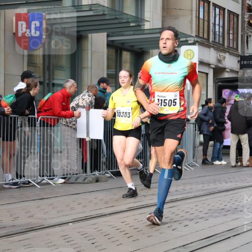 05.10.2025 - 20. swb-Marathon Bremen Strokosch-Dieckow http://msf.ph/oto/9241775 05.10.2025 10:48:19 Ziel 7414, 9261, 9298, 9385, 9406, 9437, 9478, 9482, 9674, 9729, 10131, 10177, 10303, 10685, 10799, 11005, 11096, 11357, 11505, 7414, 9261, 9298, 9385, 9406, 9437, 9478, 9482, 9674, 9729, 10131, 10177, 10303, 10685, 10799, 11005, 11096, 11357, 11505 meine-sportfotos.de