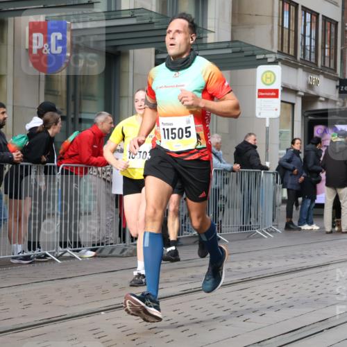 05.10.2025 - 20. swb-Marathon Bremen Strokosch-Dieckow http://msf.ph/oto/9241786 05.10.2025 10:48:19 Ziel 7414, 9261, 9298, 9385, 9406, 9437, 9478, 9482, 9674, 9729, 10131, 10177, 10303, 10685, 10799, 11005, 11096, 11357, 11505, 7414, 9261, 9298, 9385, 9406, 9437, 9478, 9482, 9674, 9729, 10131, 10177, 10303, 10685, 10799, 11005, 11096, 11357, 11505 meine-sportfotos.de