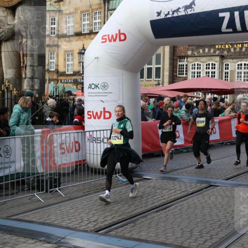 05.10.2025 - 20. swb-Marathon Bremen Yannick Fuchs http://msf.ph/oto/9241798 05.10.2025 11:08:47 Ziel 7069, 7706, 9276, 9982, 10134, 10212, 10787, 10998, 11028, 11073, 11076, 11242 meine-sportfotos.de