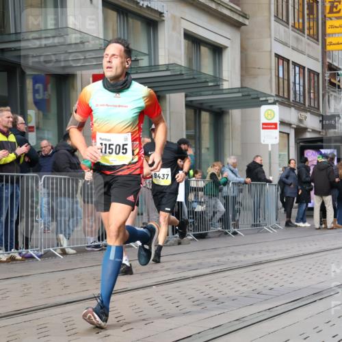 05.10.2025 - 20. swb-Marathon Bremen Strokosch-Dieckow http://msf.ph/oto/9241799 05.10.2025 10:48:20 Ziel 7414, 9261, 9298, 9385, 9406, 9437, 9478, 9482, 9674, 9729, 10047, 10131, 10177, 10303, 10685, 10799, 11005, 11096, 11357, 11505, 7414, 9261, 9298, 9385, 9406, 9437, 9478, 9482, 9674, 9729, 10047, 10131, 10177, 10303, 10685, 10799, 11005, 11096, 11357, 11505 meine-sportfotos.de