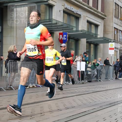 05.10.2025 - 20. swb-Marathon Bremen Strokosch-Dieckow http://msf.ph/oto/9241810 05.10.2025 10:48:20 Ziel 7414, 9261, 9298, 9385, 9406, 9437, 9478, 9482, 9674, 9729, 10047, 10131, 10177, 10303, 10685, 10799, 11005, 11096, 11357, 11505, 7414, 9261, 9298, 9385, 9406, 9437, 9478, 9482, 9674, 9729, 10047, 10131, 10177, 10303, 10685, 10799, 11005, 11096, 11357, 11505 meine-sportfotos.de