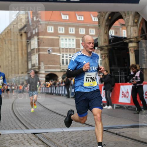 05.10.2025 - 20. swb-Marathon Bremen Yannick Fuchs http://msf.ph/oto/9241814 05.10.2025 10:41:24 Ziel 9262, 11069, 11086 meine-sportfotos.de