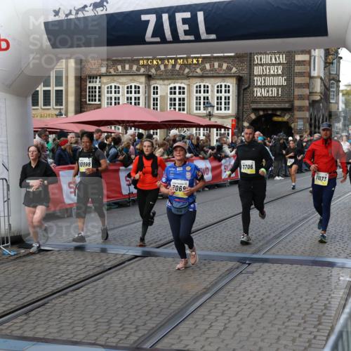 05.10.2025 - 20. swb-Marathon Bremen Yannick Fuchs http://msf.ph/oto/9241825 05.10.2025 11:08:47 Ziel 7069, 7706, 9276, 9982, 10134, 10212, 10787, 10998, 11028, 11073, 11076, 11242 meine-sportfotos.de
