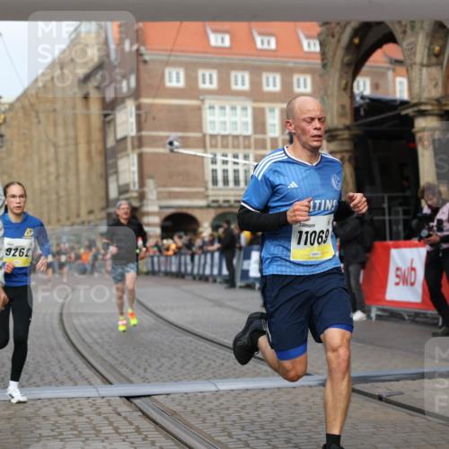 05.10.2025 - 20. swb-Marathon Bremen Yannick Fuchs http://msf.ph/oto/9241827 05.10.2025 10:41:24 Ziel 9262, 11069, 11086 meine-sportfotos.de
